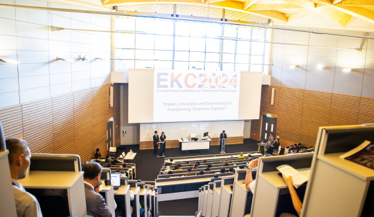 30일(현지시간) 영국 코벤트리 워릭대에서 '한국·유럽 과학기술학술대회(EKC 2024)' 개막식이 열렸다. EKC는 과학기술 분야 한국과 유럽을 잇는 가교 역할을 하는 행사다. 한국과학기자협회 공동취재단 제공